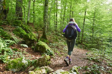 ormana hiking sırt çantası olan kadın