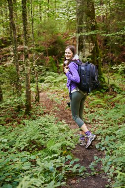 ormana hiking sırt çantası olan kadın
