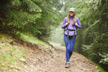 ormana hiking sırt çantası olan kadın