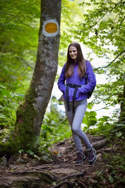 sırt üstünde iz bayanla uzun yürüyüşe çıkan kimse