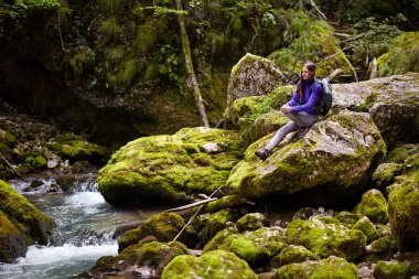 sırt üstünde iz bayanla uzun yürüyüşe çıkan kimse