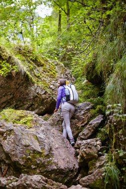 sırt üstünde iz bayanla uzun yürüyüşe çıkan kimse