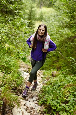 ormana hiking sırt çantası olan kadın