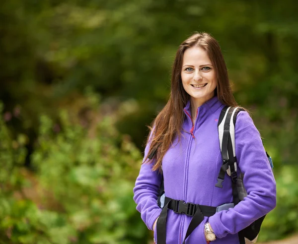 Hiker lady med ryggsäck på leden — Stockfoto