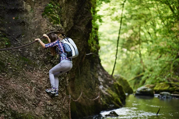 kadın dağcı Emanet kablolara Nehri üzerinde
