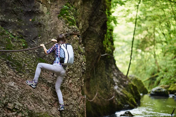 Bergsteigerin kletterte an Sicherungsseilen über Fluss — Stockfoto