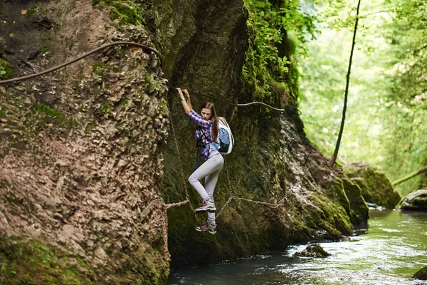 Dame klimmer op veiligheid kabels over de rivier — Stockfoto