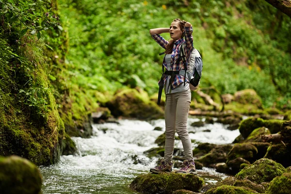 Молодая женщина турист у реки — стоковое фото