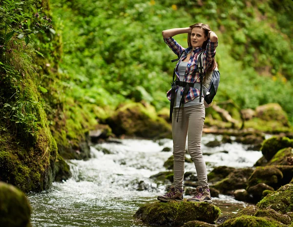 Joven excursionista junto al río — Foto de Stock