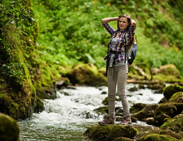 Junge Wanderin am Fluss — Stockfoto