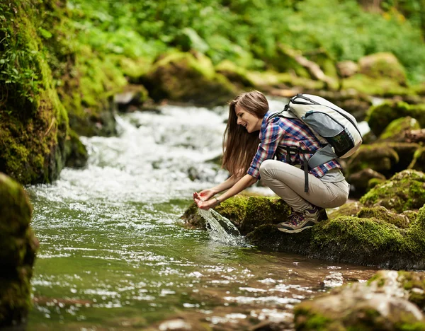 Ung kvinna vandrare vid floden — Stockfoto
