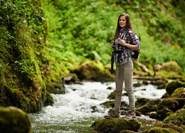 Junge Wanderin am Fluss — Stockfoto