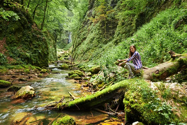 Junge Wanderin am Fluss — Stockfoto