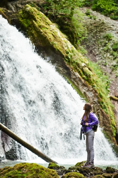 Mujer excursionista cruzando el río — Foto de Stock
