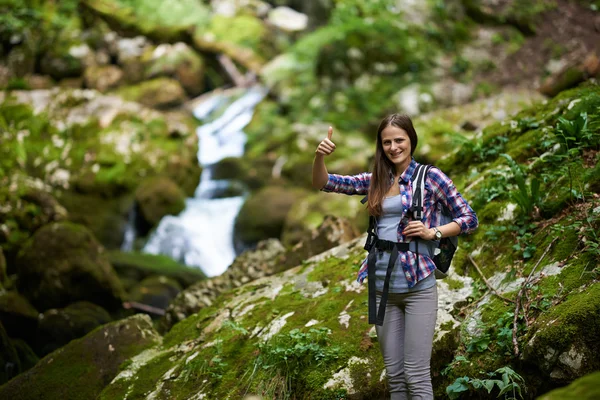 Mulher caminhante atravessando o rio — Fotografia de Stock