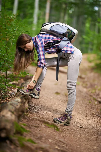 Vrouw met rugzak wandelen in het bos — Stockfoto