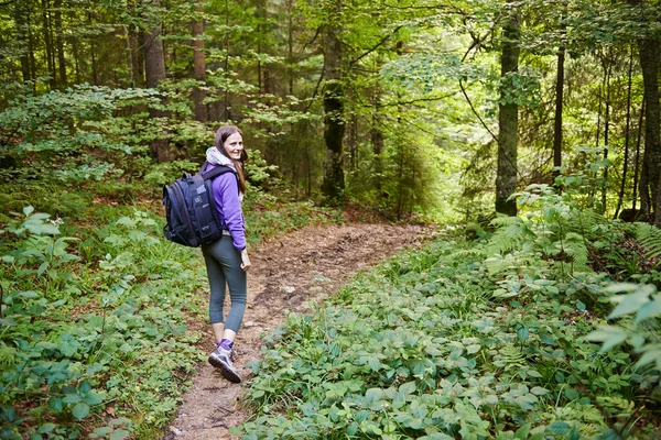 ormana hiking sırt çantası olan kadın