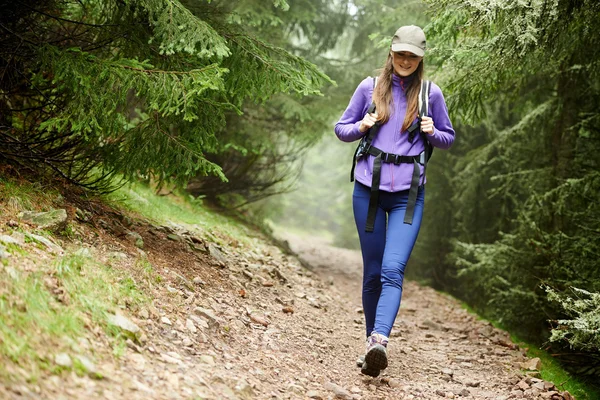 Kobieta z plecaka piesze wycieczki do lasu — Zdjęcie stockowe