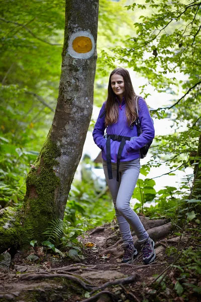 sırt üstünde iz bayanla uzun yürüyüşe çıkan kimse