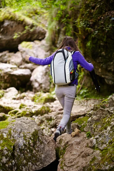 Hiker lady with backpack on trail — Stock Photo, Image