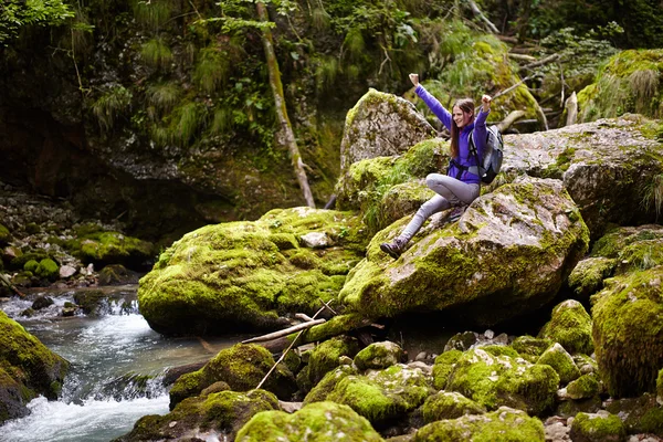 Hiker lady with backpack on trail — Stock Photo, Image