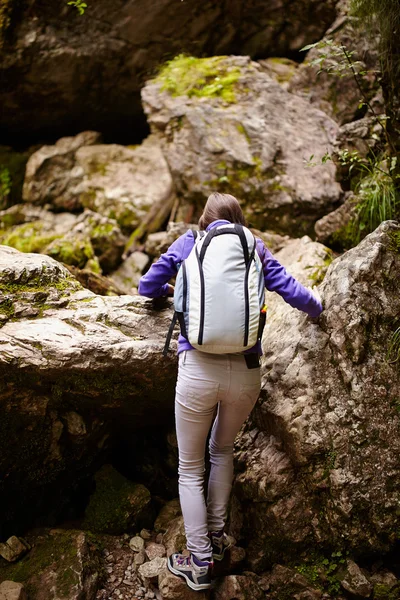 Hiker lady with backpack on trail — Stock Photo, Image