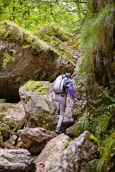 Wandelaar dame met rugzak op trail — Stockfoto