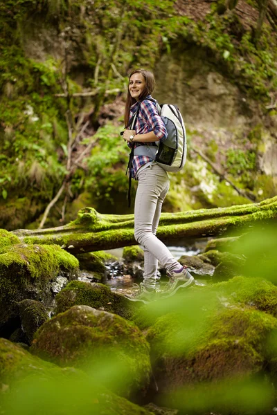 Mujer excursionista cruzando el río —  Fotos de Stock