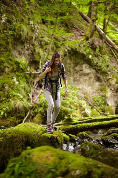 Wanderin überquert den Fluss — Stockfoto