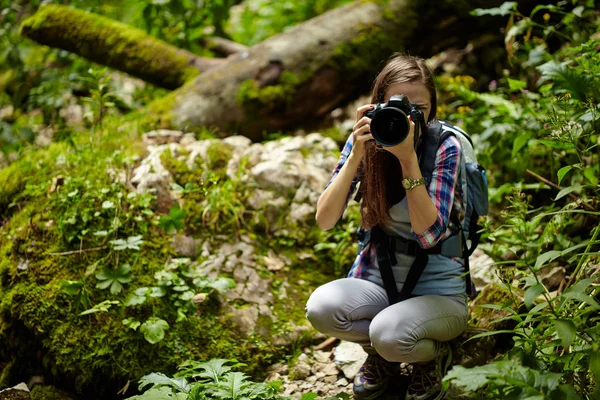 Tourist girl taking photos of landscape — Stockfoto