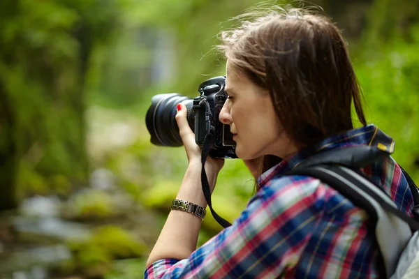 Menina turística tirar fotos da paisagem — Fotografia de Stock