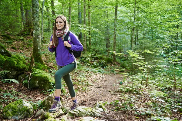 Nő a túrázás az erdőben hátizsák Stock Fotó