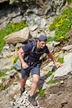 Dağa tırmanma uzun yürüyüşe çıkan kimse