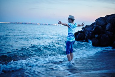 Genç deniz kıyısında