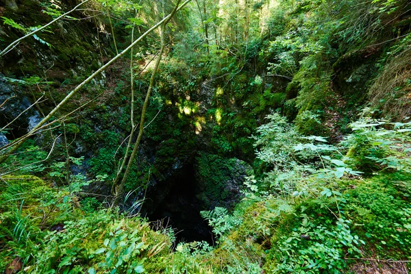 Avenul Gemanata sinkhole in Romania — Stock Photo, Image