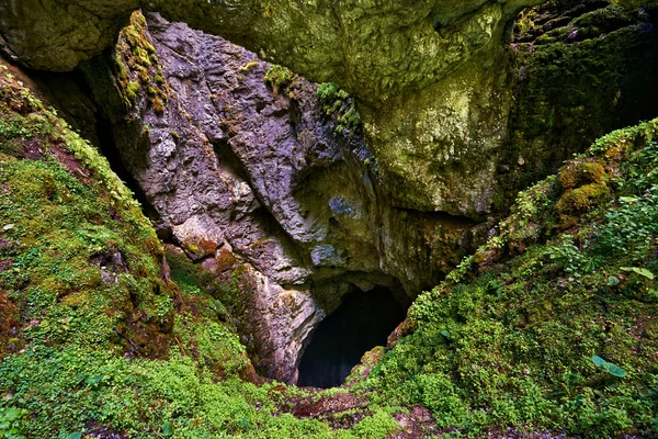 Avenul Gemanata Slukhål i Rumänien — Stockfoto