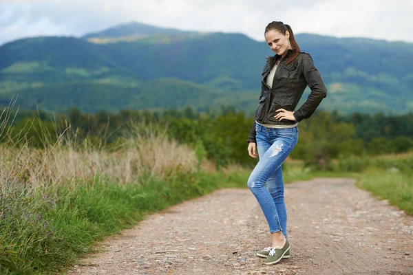 Portret van een jonge vrouw buiten — Stockfoto