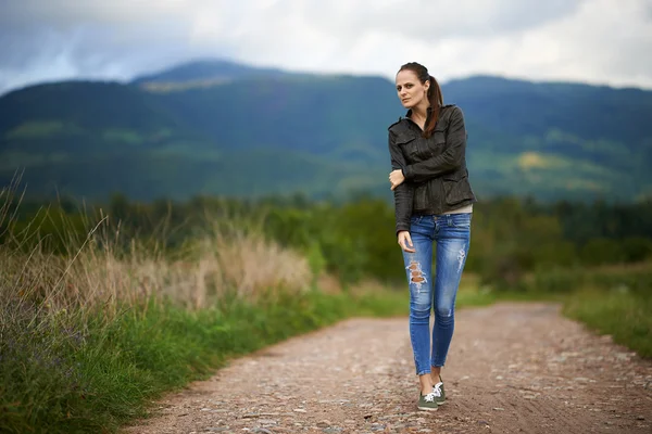 Portret van een jonge vrouw buiten — Stockfoto