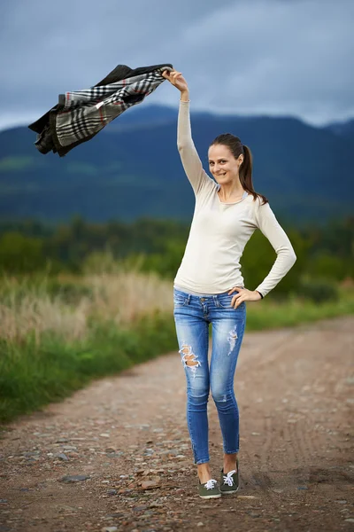 Портрет молодой женщины на открытом воздухе — стоковое фото