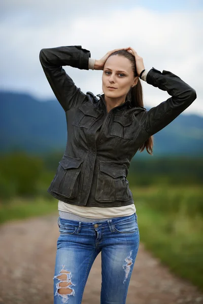 Portrait of a young woman outdoor — Stock Photo, Image