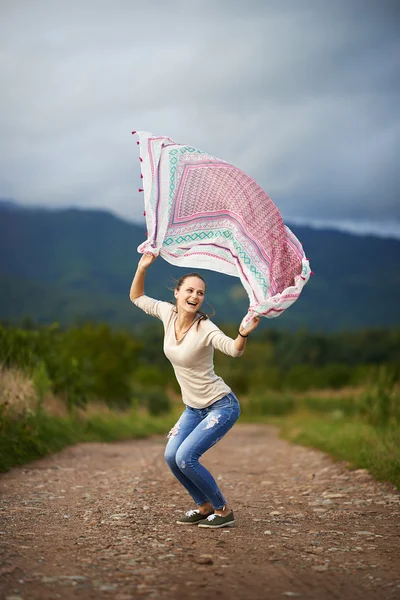 Ritratto di una giovane donna che balla all'aperto — Foto Stock