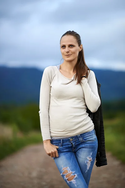 Ritratto di una giovane donna all'aperto — Foto Stock