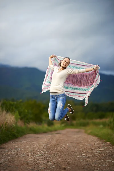 Portret van een jonge vrouw buiten dansen — Stockfoto