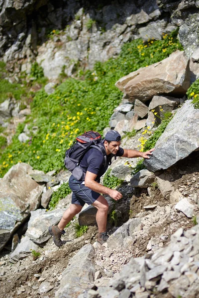 Wanderer erklimmt den Berg — Stockfoto