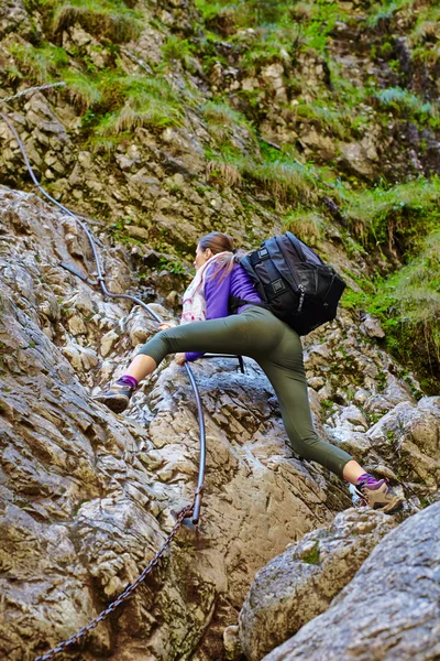 Νεαρή κοπέλα ορειβάτης — Φωτογραφία Αρχείου