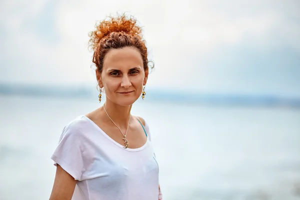 Mujer a la orilla del mar —  Fotos de Stock