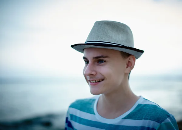 Ευτυχισμένος έφηβος στο seaside — Φωτογραφία Αρχείου