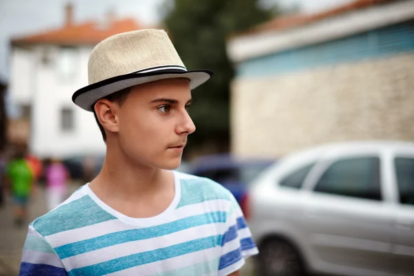 十几岁的男孩，与室外的帽子 — 图库照片