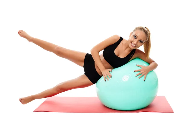Fitness kobieta robi aerobik z piłka gimnastyczna — Zdjęcie stockowe