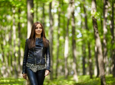 Genç kız orman parkta yürüyüş